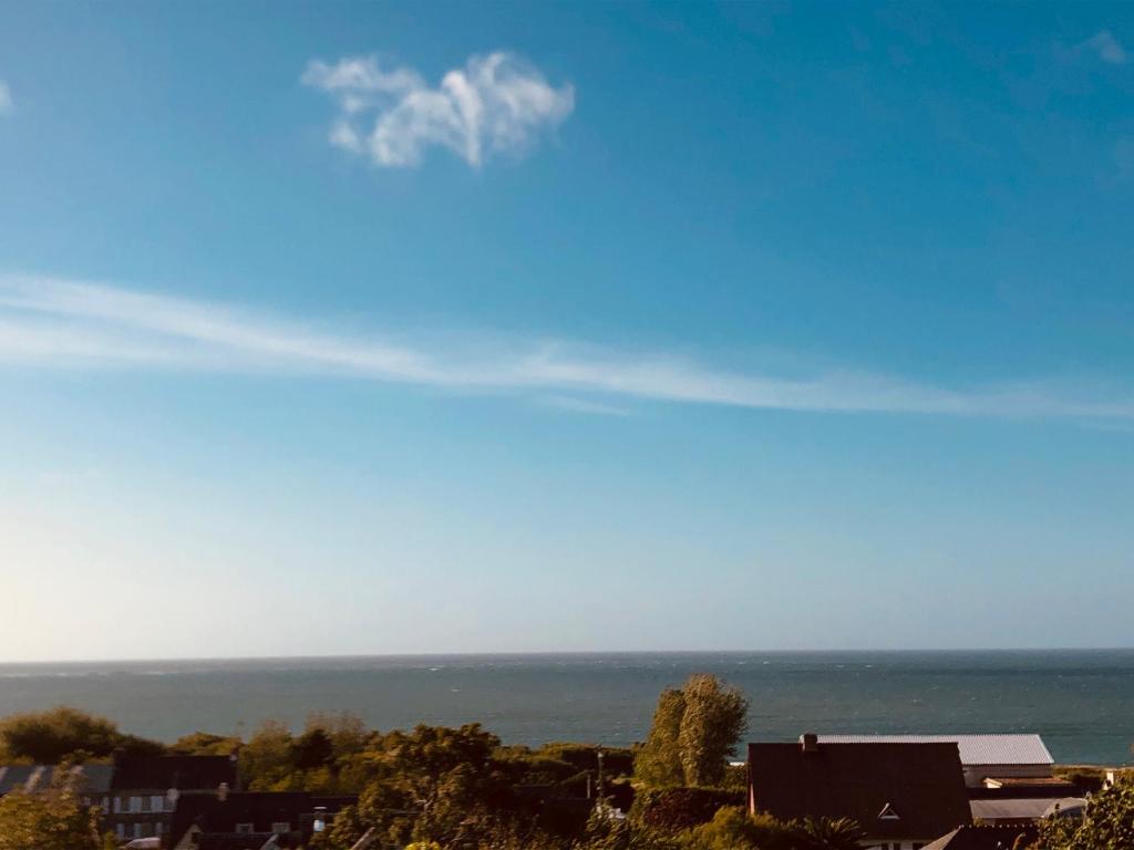 a view of the ocean from a house at Sur le chemin de la plage in Cherbourg en Cotentin