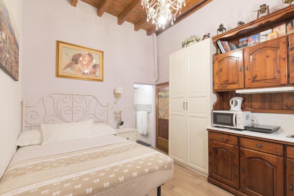 um quarto com uma cama e um micro-ondas no balcão em Edo em Florença
