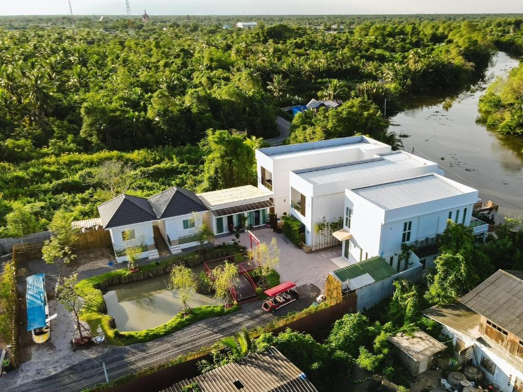uma vista aérea de uma grande casa branca em Yunoya Riverside Villa em Samut Songkhram