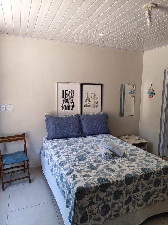 ein Schlafzimmer mit einem Bett mit einem Teddybär drauf in der Unterkunft Casa de Mel in Itacaré