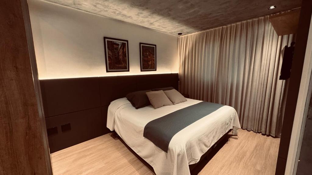 sypialnia z dużym łóżkiem w pokoju w obiekcie Loft de Luxo na Vila Germânica w mieście Blumenau