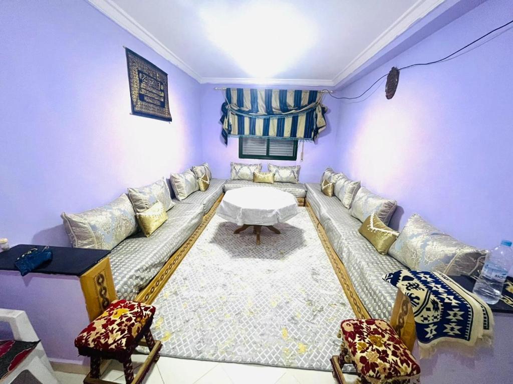 - un salon avec un canapé, une table et des chaises dans l'établissement Tanger tanja tanja morocco, à Tanger