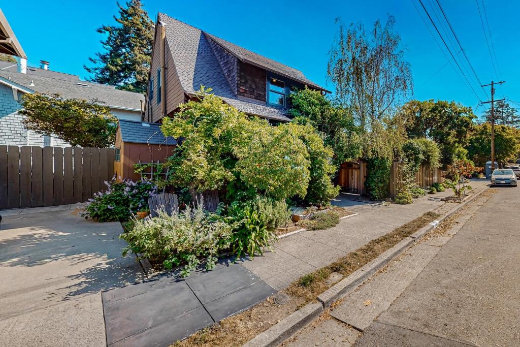 a house with a fence and plants on the sidewalk at Hygge House in Berkeley