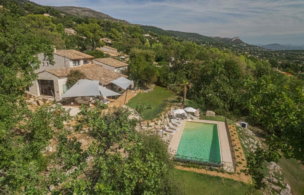 een luchtzicht op een huis met een zwembad bij Villa Paloma - nature meets design in Tourrettes-sur-Loup