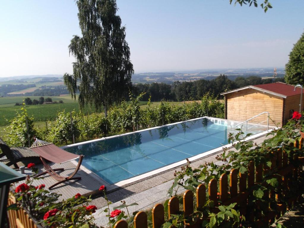 una piscina en el jardín de una casa en Landgasthof Peterbauer, en Schärding