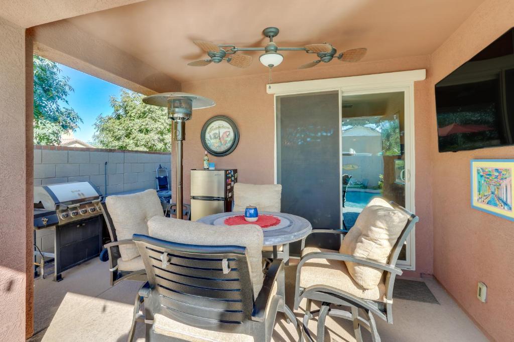 een patio met een tafel en stoelen en een keuken bij Mesa Oasis with Heated Pool, Hot Tub, and Grill! in Leisure World