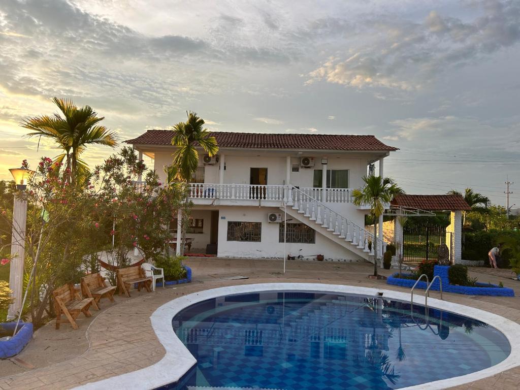 een villa met een zwembad voor een huis bij Flor de Papel in Carmen de Apicalá