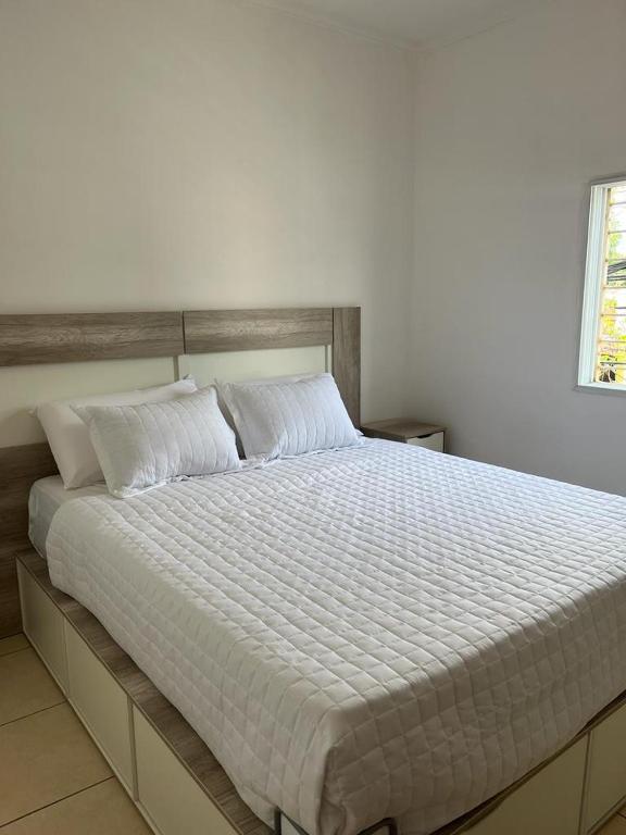 a bed with white sheets and pillows in a bedroom at Departamento para 4 Resistencia- Chaco in Resistencia
