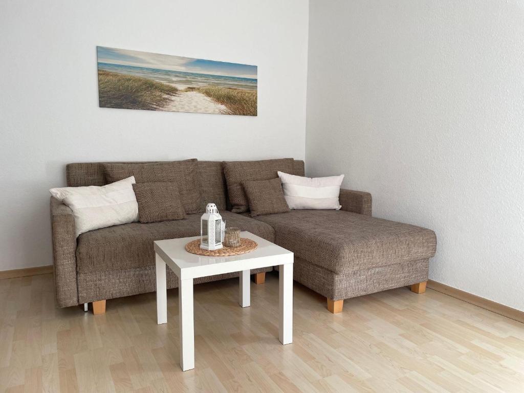 sala de estar con sofá y mesa de centro en Haus-Dallacker-Fewo-Nr-2, en Cuxhaven