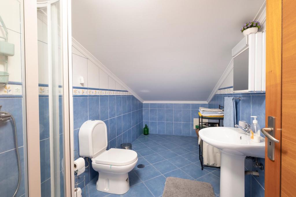 Koupelna v ubytování Sara House