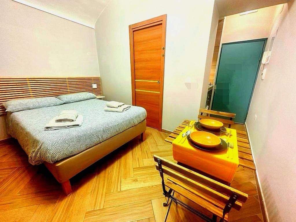 1 dormitorio con cama y mesa con espejo en Trebis, en Nápoles