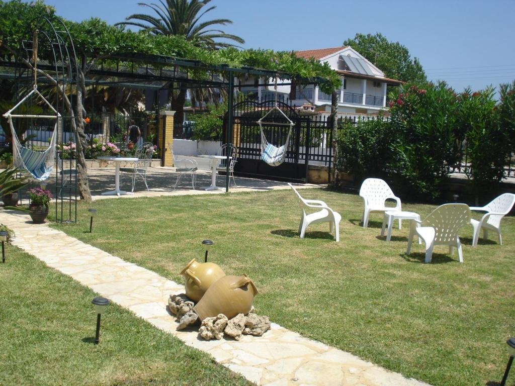 Ein Garten an der Unterkunft Iron House