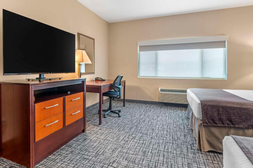 Best Western Plus Bayside Hotel - Queen Room With Two Queen Beds With Roll-In Shower