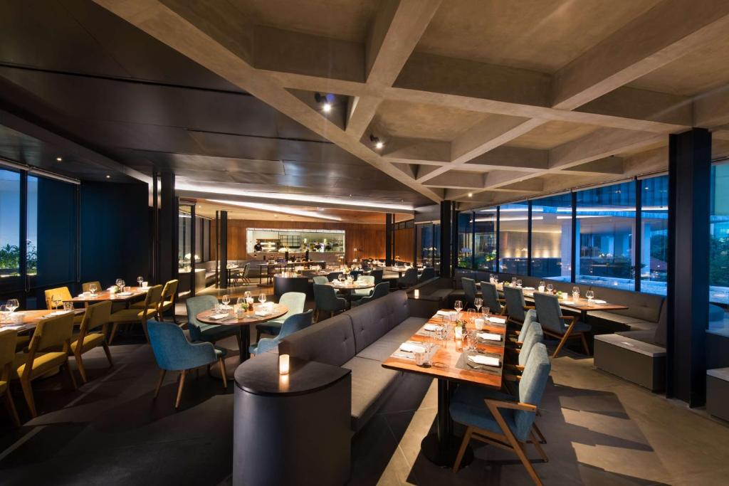 Veitingastaður eða matsölustaður á DoubleTree by Hilton Jakarta - Diponegoro