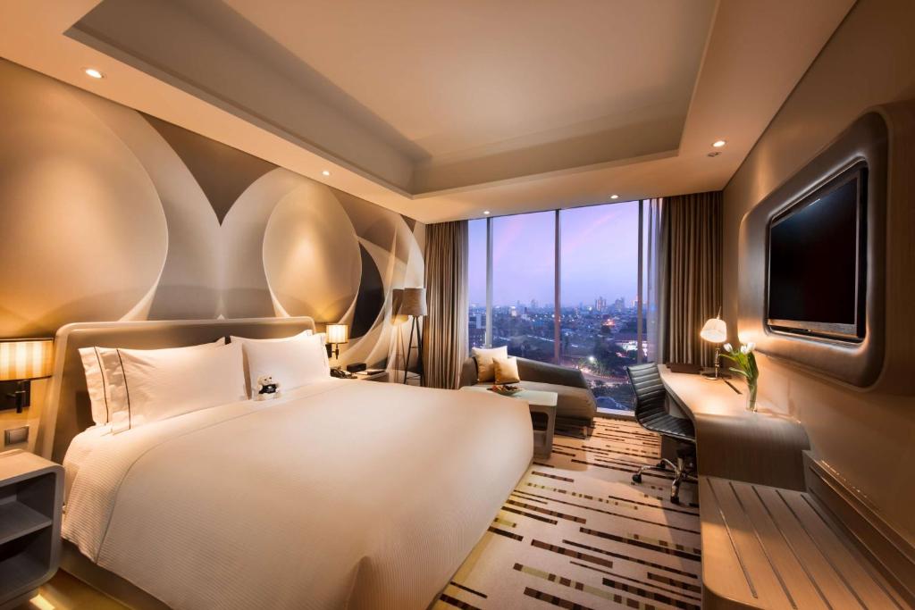 Rúm í herbergi á DoubleTree by Hilton Jakarta - Diponegoro