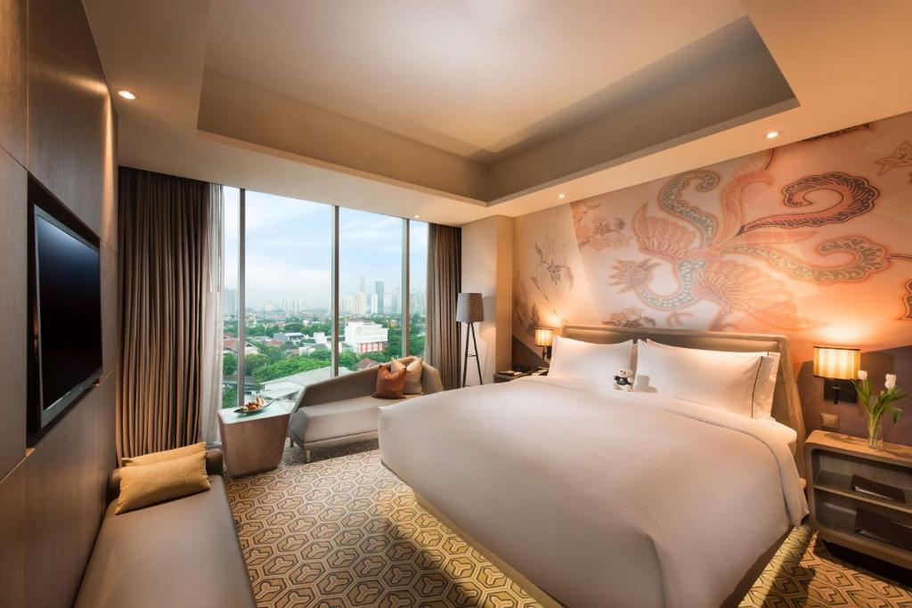 Rúm í herbergi á DoubleTree by Hilton Jakarta - Diponegoro