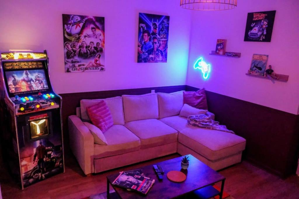 - un salon avec un canapé blanc et un jeu vidéo dans l'établissement Nostalgie 90- emplacement idéal- parking gratuit, à Boulogne-sur-Mer