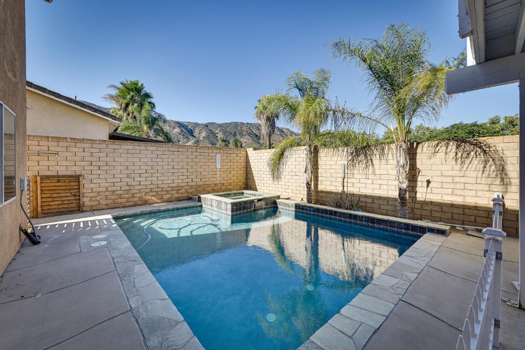 สระว่ายน้ำที่อยู่ใกล้ ๆ หรือใน Spacious Lake Elsinore Home with Pool and Hot Tub!