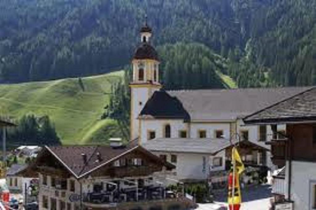 Nespecifikovaný výhled na hory nebo výhled na hory při pohledu z hotelu