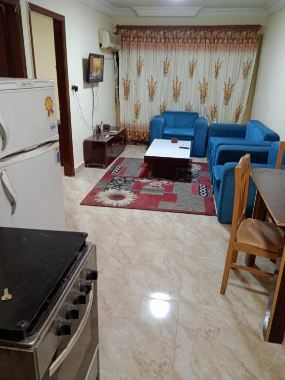 - un salon avec un canapé et une table dans l'établissement HeliopolisStar, au Caire