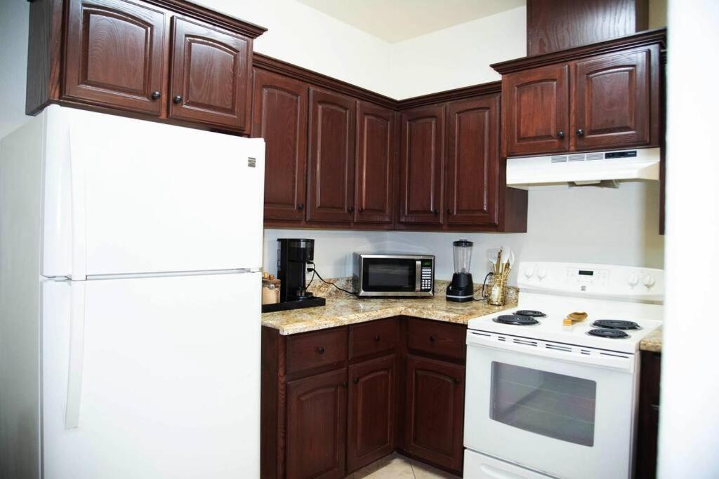 Kuchyň nebo kuchyňský kout v ubytování 1 Min to University UTRGV 2BD 2BT town suite