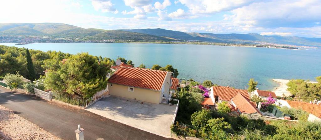 una casa con vistas a un cuerpo de agua en Antonio Apartments, en Trogir