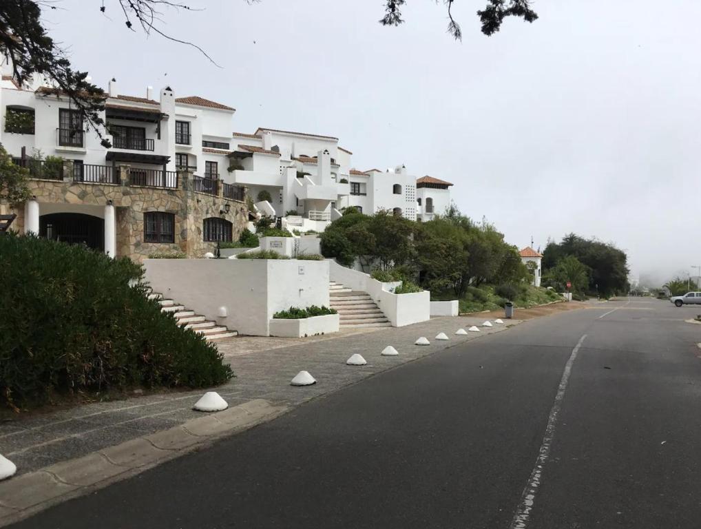 una calle vacía con una fila de casas blancas en Olas Marbella, Maitencillo. 4D+3B Vista Panorámica +Full Servicios, en Valparaíso