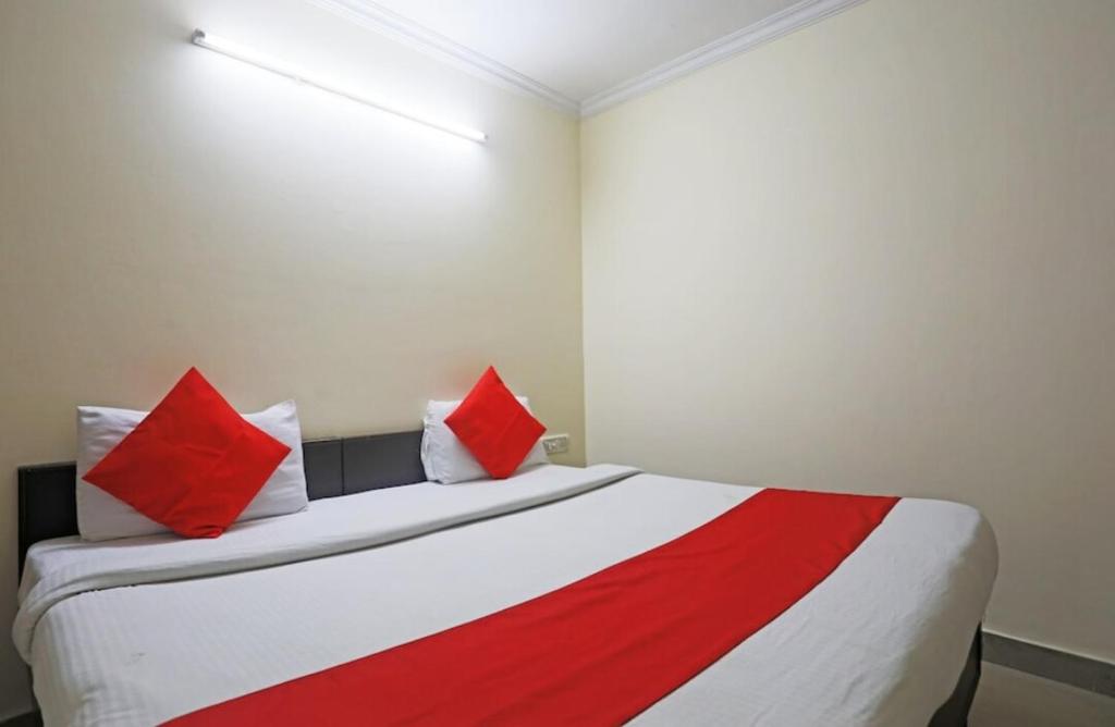 Posteľ alebo postele v izbe v ubytovaní OYO Astar Hotel Inn Near Birla Mandir