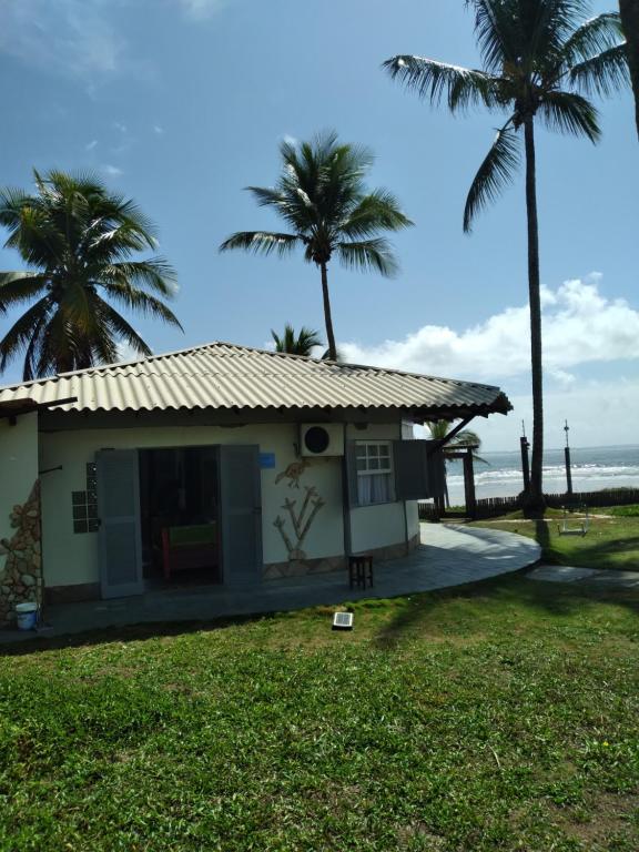 una casa sulla spiaggia con le palme di Condomínio Terra Pura a Ilhéus