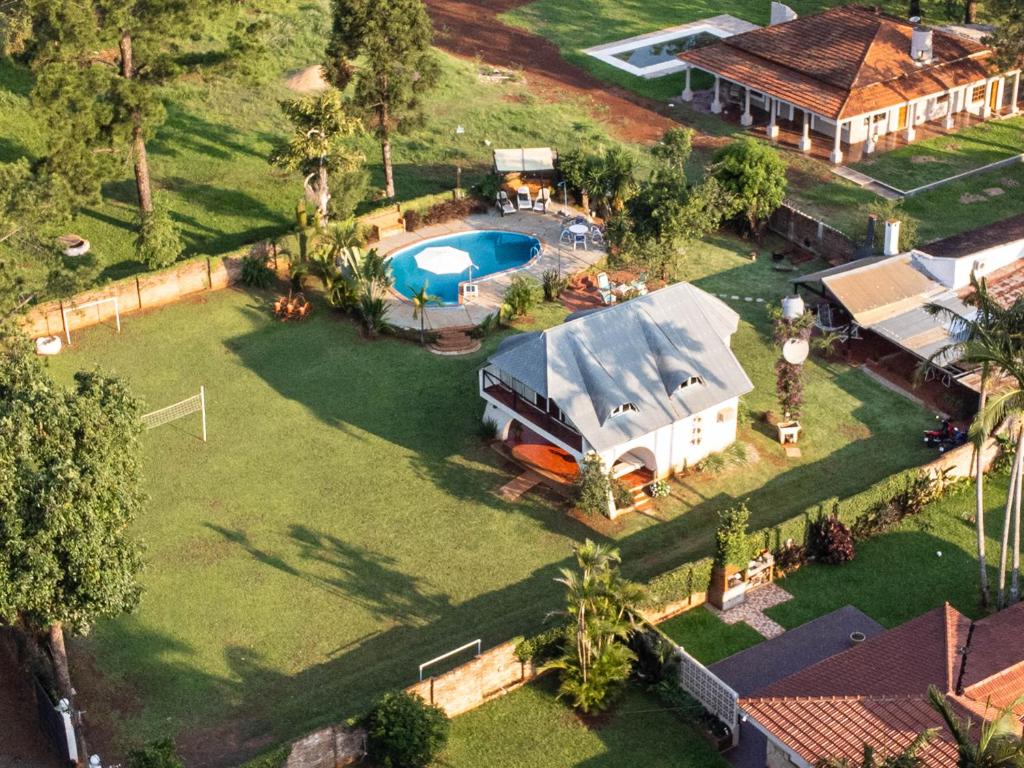 einen Luftblick auf einen Wohnmobilpark mit Pool in der Unterkunft " Casa quinta "San Bernardo" Con Pileta y amplio jardín in Posadas