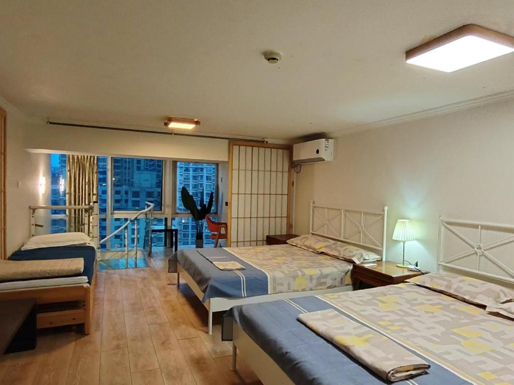 Postel nebo postele na pokoji v ubytování Chaoyang Joy City Hardcover Apartment