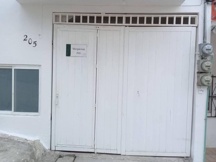 ボカ・デル・リオにあるHospedaje con Jacquelineの建物側白い扉