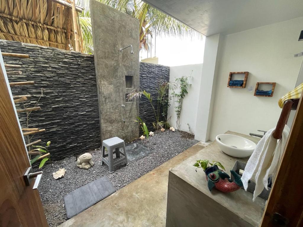 uma casa de banho com um chuveiro, um WC e um lavatório. em MAR Y PALMA PLAYA PAREDON em El Paredón Buena Vista