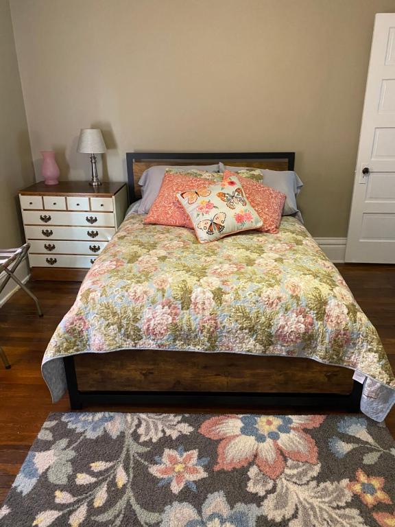 - une chambre avec un lit doté d'oreillers et d'un tapis dans l'établissement Cypress Hill, à Ashland