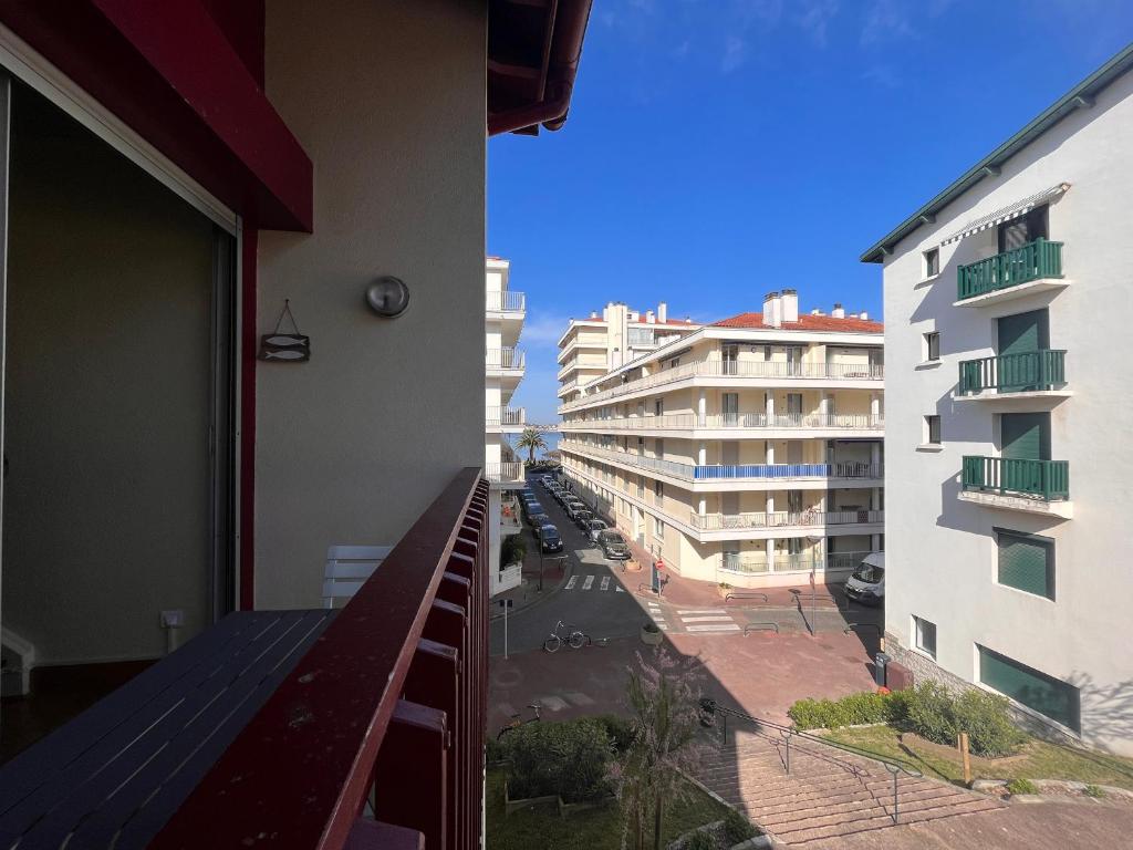 - Balcón de un edificio con vistas a la calle en Appartement Saint-Jean-de-Luz, 1 pièce, 4 personnes - FR-1-239-576, en San Juan de Luz