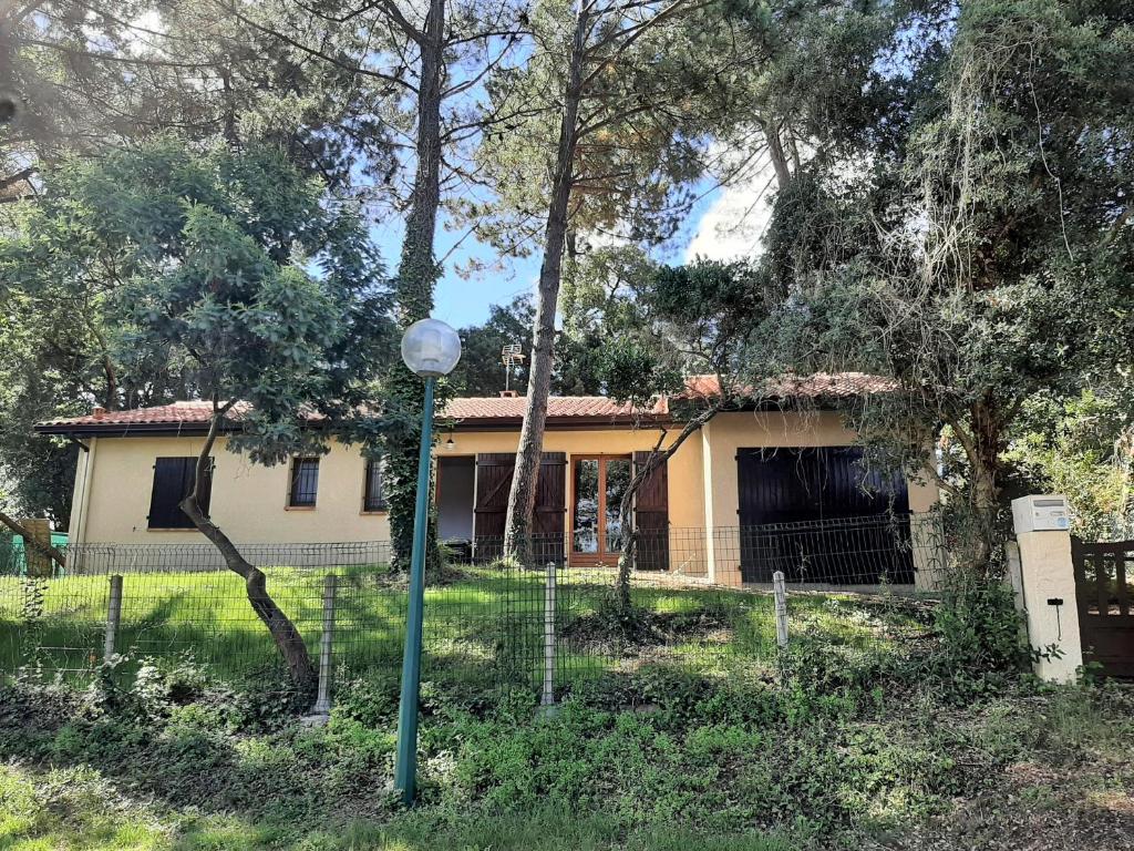 dom z płotem przed nim w obiekcie Maison familiale avec jardin, près de l'océan dans un quartier calme - FR-1-239-820 w mieście Labenne