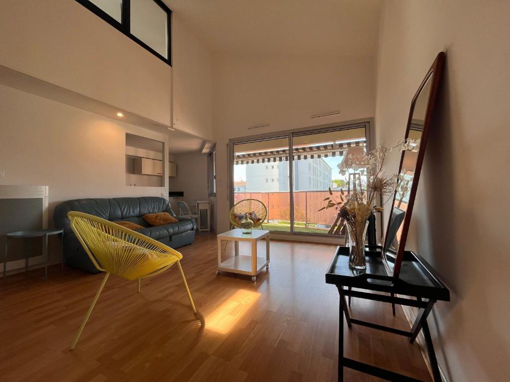 ein Wohnzimmer mit einem Sofa und einem Tisch in der Unterkunft Appartement Saint-Jean-de-Luz, 2 pièces, 4 personnes - FR-1-239-974 in Saint-Jean-de-Luz