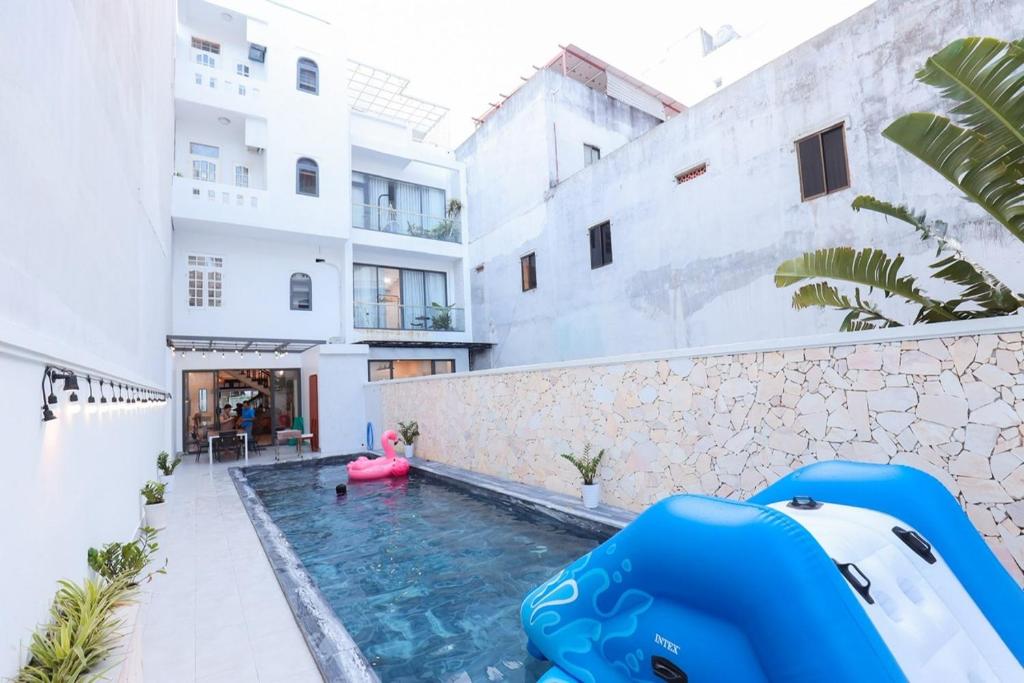 un apartamento con piscina en un edificio en Lavie House 3 - Số 14 Nguyễn Hiền en Vung Tau