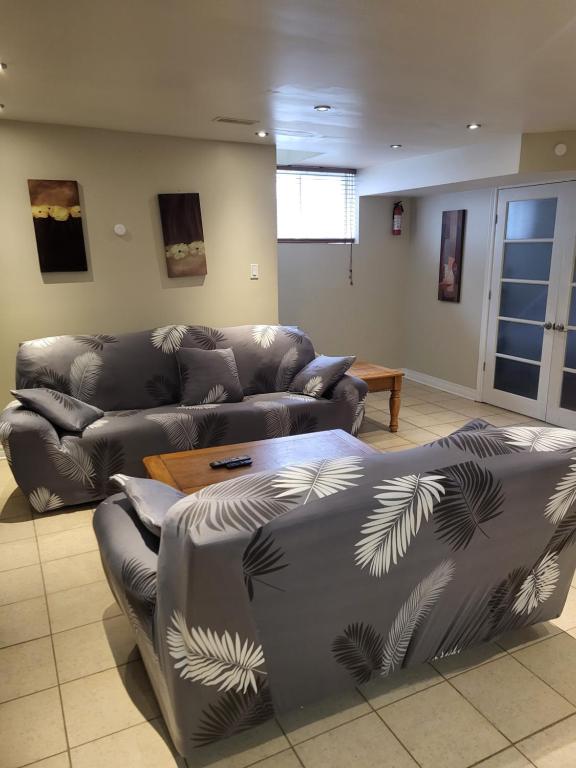 ein Wohnzimmer mit einem Sofa und einem Tisch in der Unterkunft Lovely Guest Entire Apartment in Ottawa