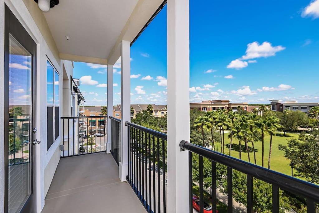 een balkon met uitzicht op een resort bij Parkside at Avalon Park in Orlando
