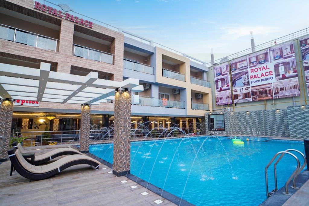 una gran piscina frente a un edificio en Royal Palace Beach Resort en Mandarmoni