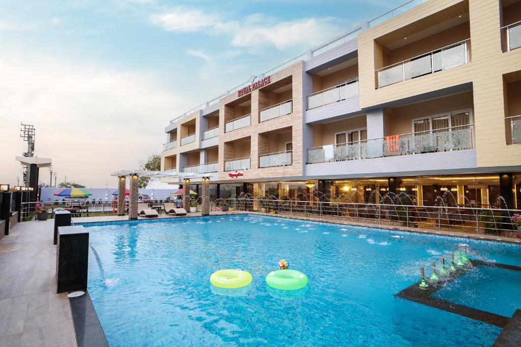 曼塔莫尼的住宿－Royal Palace Beach Resort，酒店前方的大型游泳池