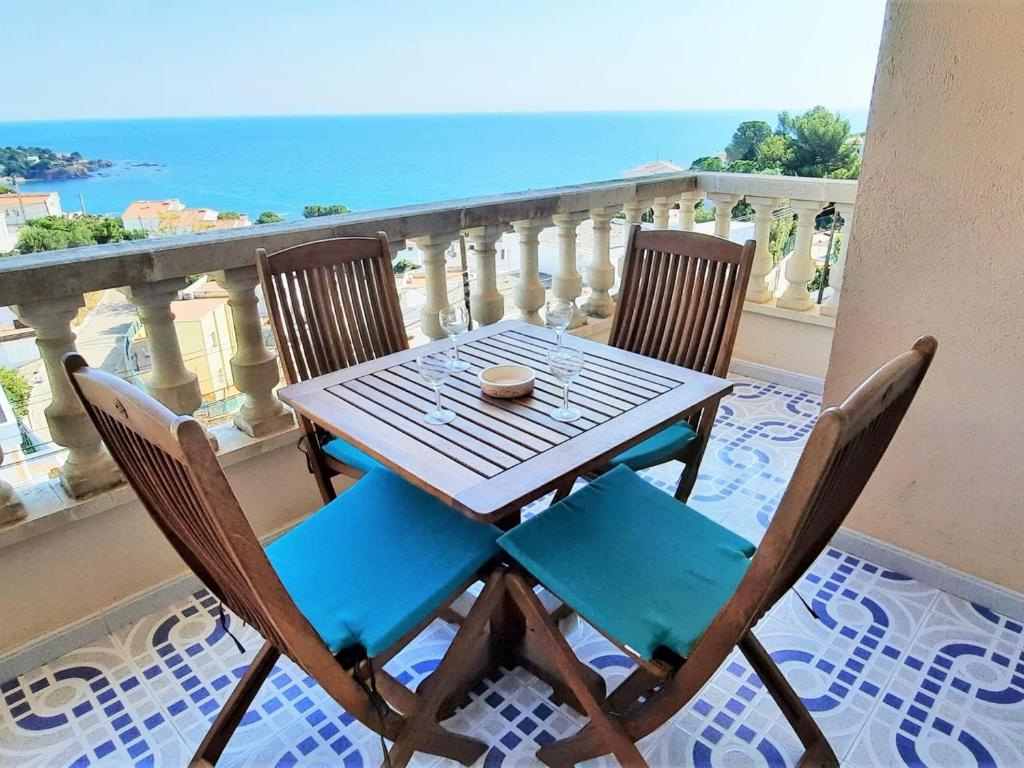 un tavolo e sedie su un balcone con vista sull'oceano di Apartamento Llançà, 2 dormitorios, 4 personas - ES-170-22 a Llança