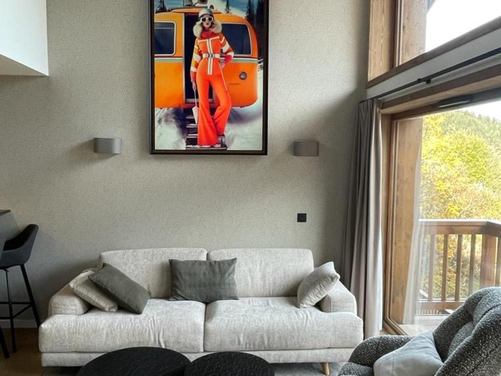 a living room with a white couch and a picture on the wall at Méribel Mottaret - Appartement 3 chambres, 6 pers, parking, terrasse, skis aux pieds - FR-1-613-105 in Les Allues