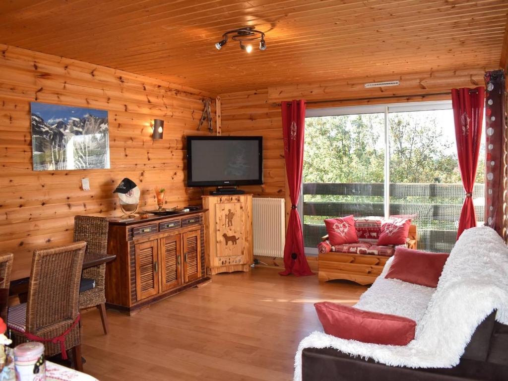 un salon avec un canapé et une télévision dans l'établissement Appartement cosy 2 pièces cabines, 6 pers, proche pistes, terrasse - FR-1-592-65, à Bolquère-Pyrénées 2000