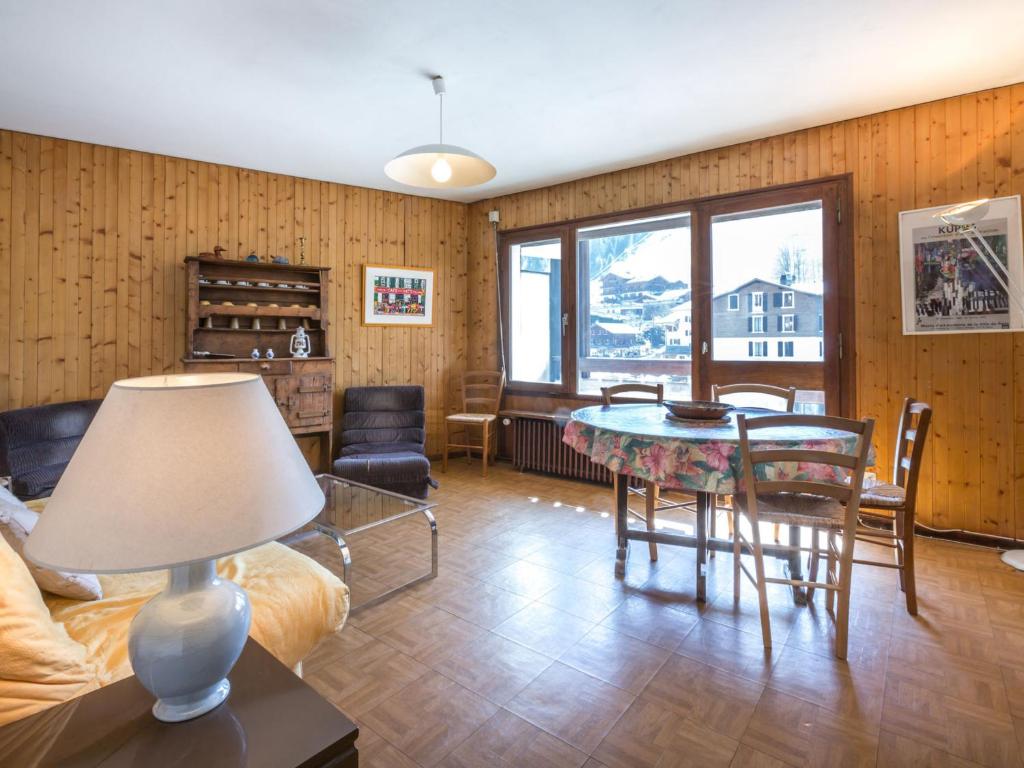 un salon avec une table et une salle à manger dans l'établissement Appartement 2 Chambres avec Parking et Balcon à La Clusaz - FR-1-459-221, à La Clusaz