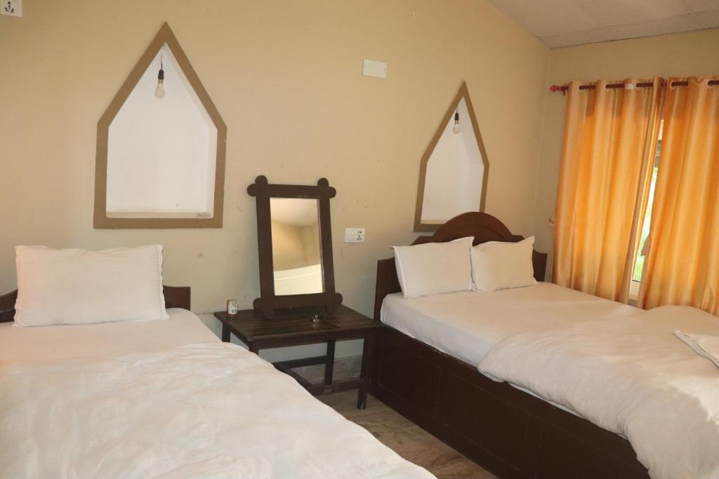 Postel nebo postele na pokoji v ubytování Tharu Community Home Stay