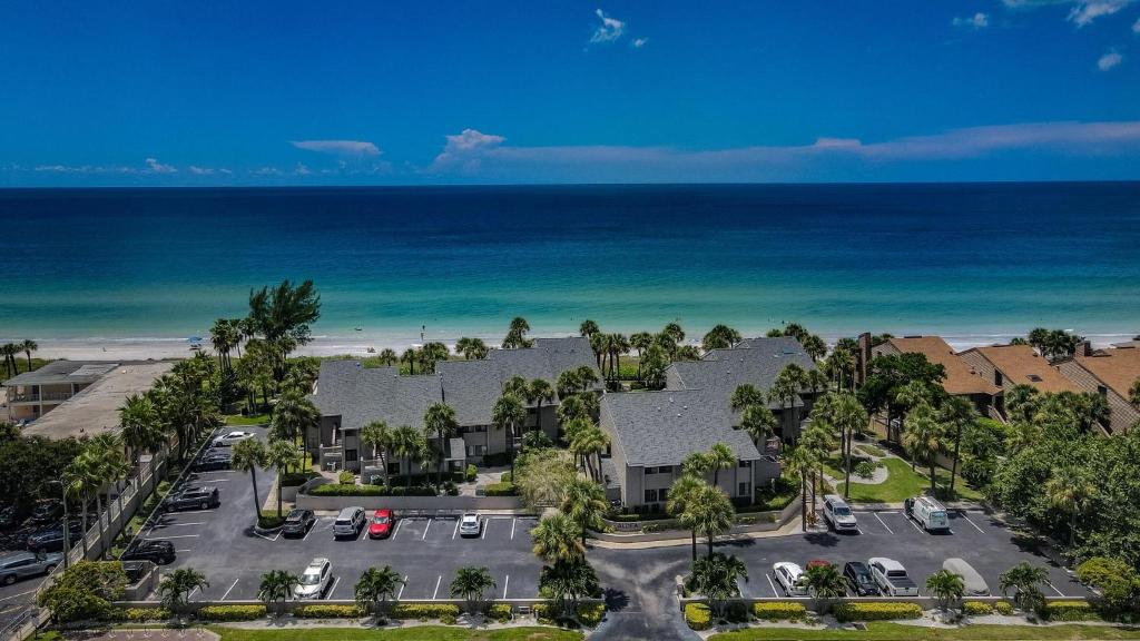 una vista aerea di un resort con la spiaggia di Beachfront Aldea 11 a Clearwater Beach