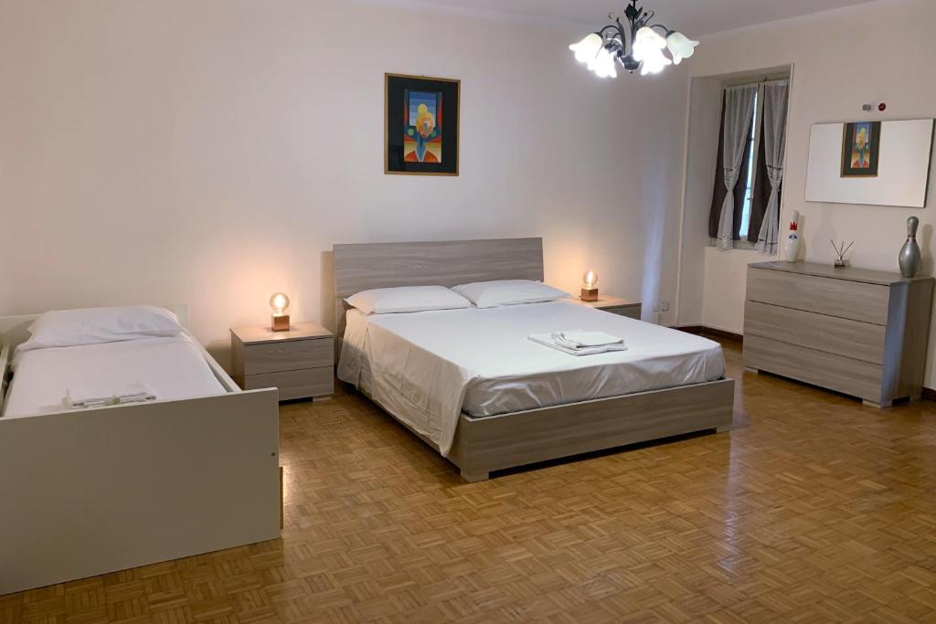 1 Schlafzimmer mit 2 Betten und 2 Nachttischen in der Unterkunft FiorDiLuna, nel cuore di Brescia in Brescia