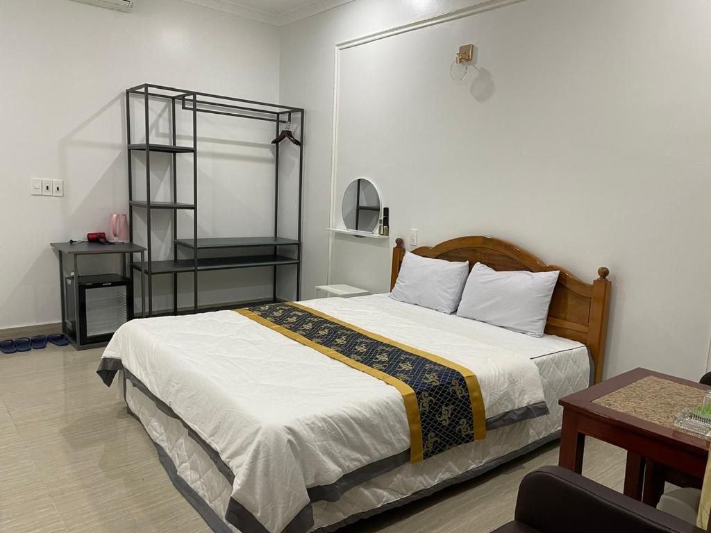 um quarto com uma cama grande e uma prateleira em Khách sạn CƯỜNG THÀNH em Thái Nguyên